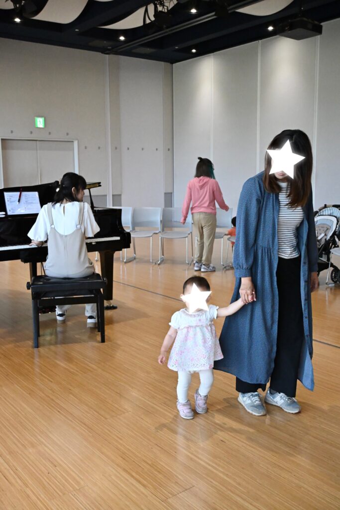 ママと手を繋いでリトミック