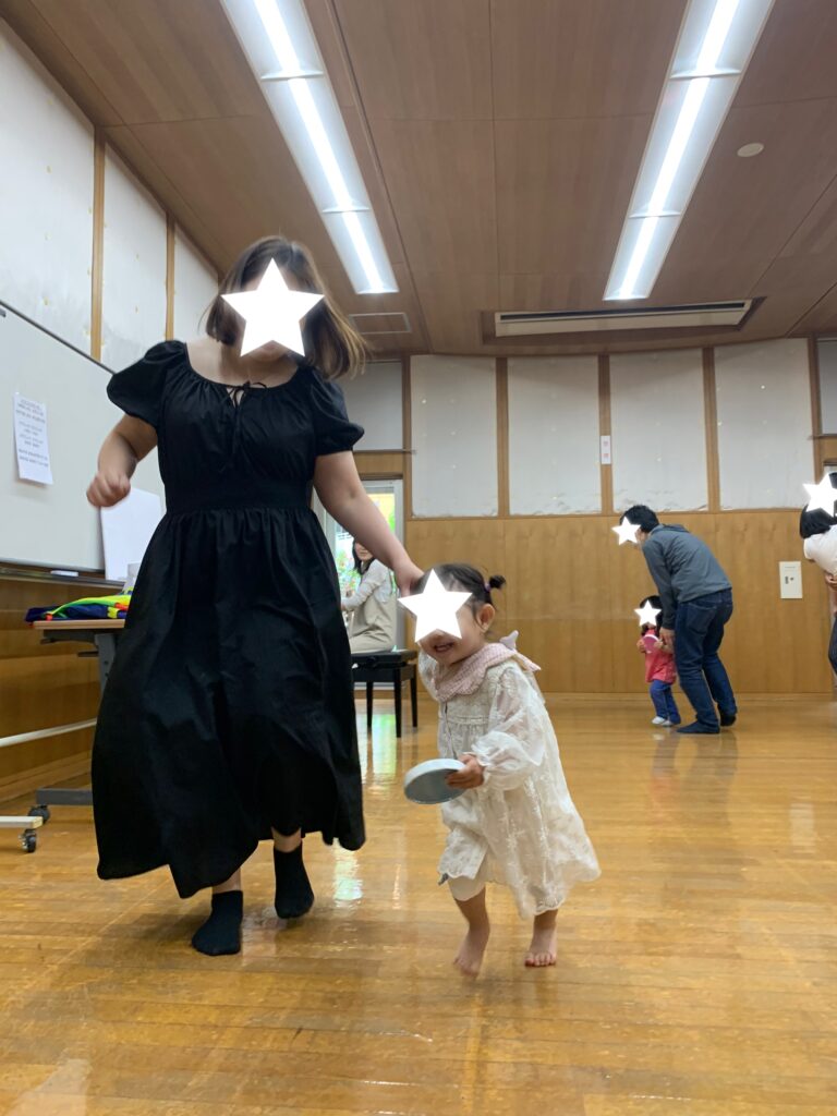 音楽に合わせて歩くリトミック
