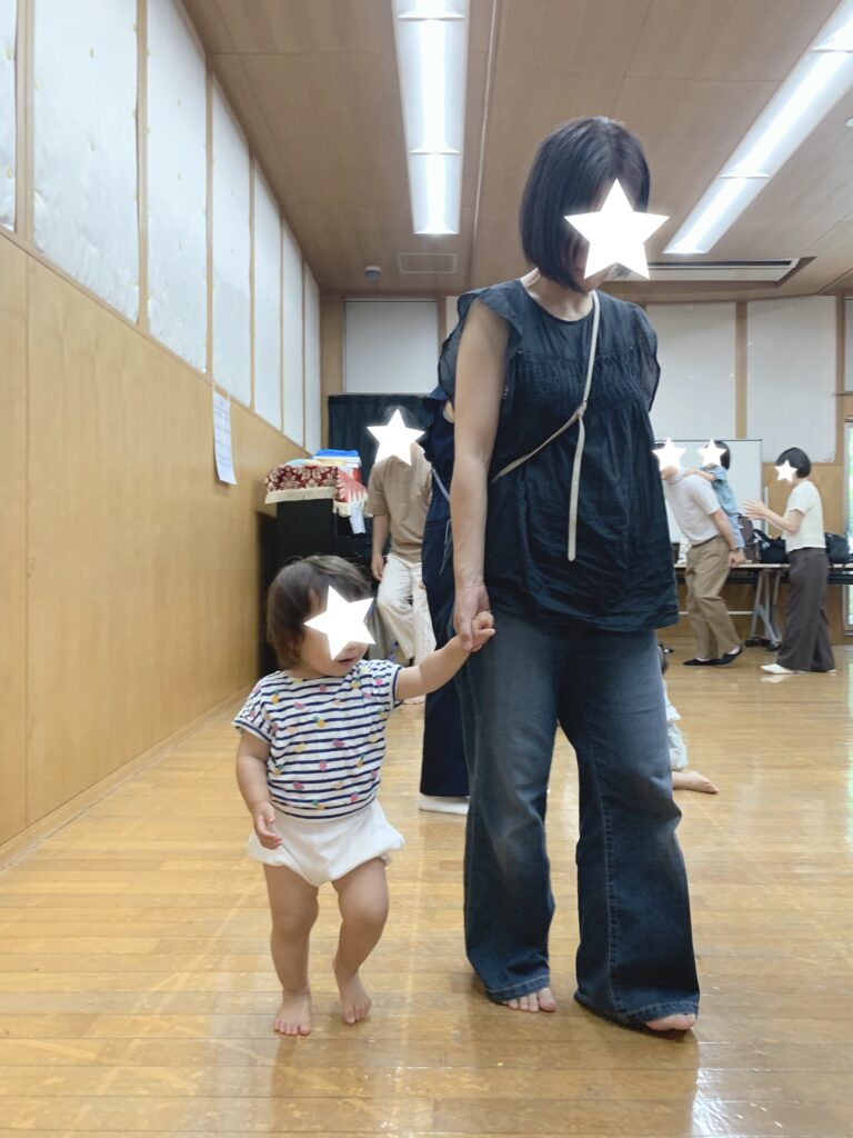 手を繋いでおさんぽリトミック